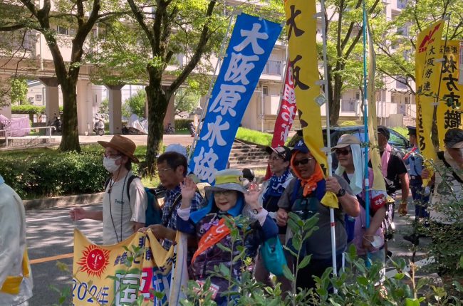 昨年の平和行進、香里団地のけやき通り