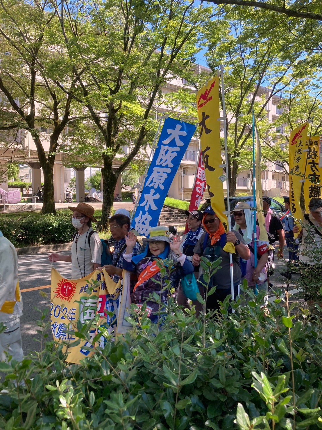 昨年の平和行進、香里団地のけやき通り